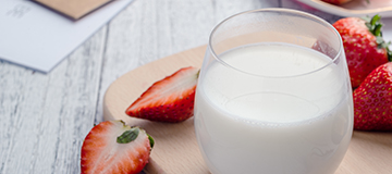 攝圖網(wǎng)_500744296_新鮮草莓牛奶（企業(yè)商用）.jpg