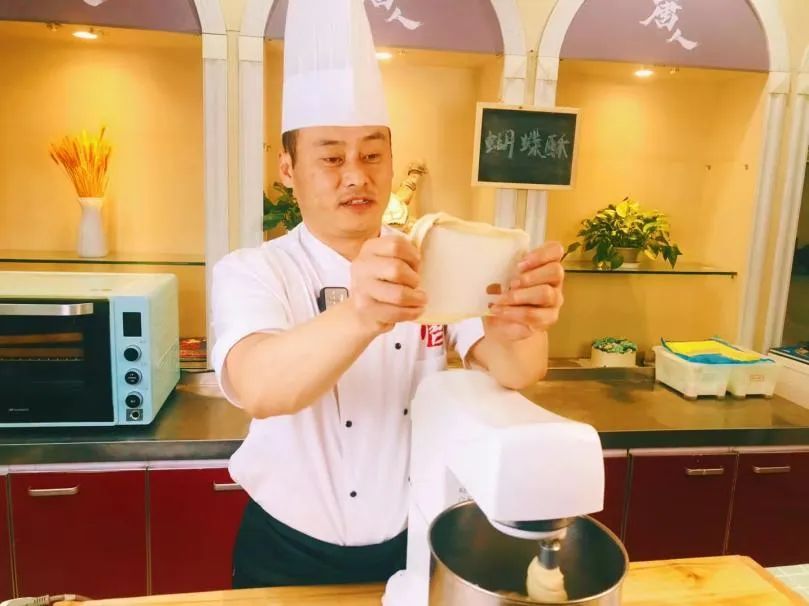 年輕人最愛的網(wǎng)紅店爆款，酥到掉渣的“蝴蝶酥”