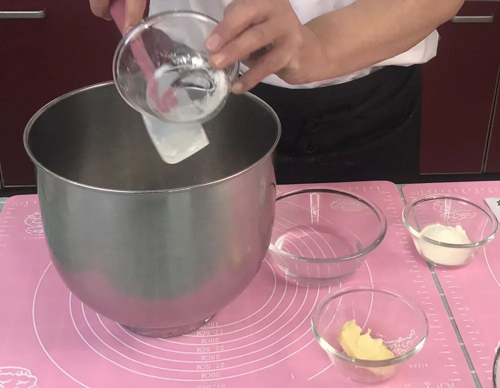 年輕人最愛的網(wǎng)紅店爆款，酥到掉渣的“蝴蝶酥”