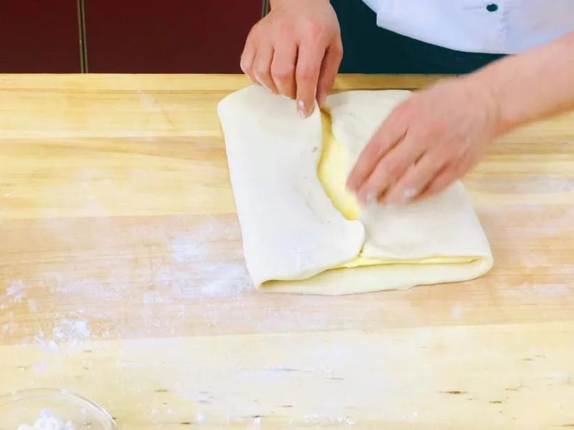 年輕人最愛的網(wǎng)紅店爆款，酥到掉渣的“蝴蝶酥”