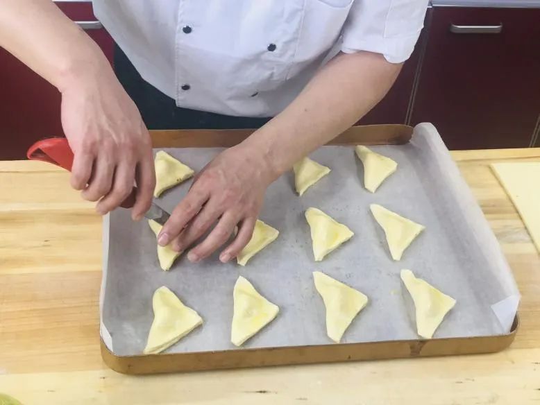 年輕人最愛的網(wǎng)紅店爆款，酥到掉渣的“蝴蝶酥”