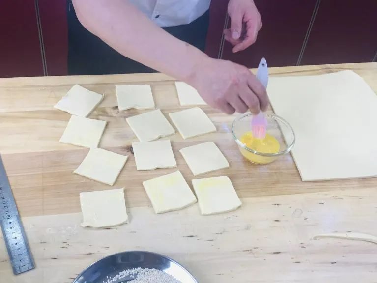 年輕人最愛的網(wǎng)紅店爆款，酥到掉渣的“蝴蝶酥”